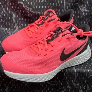 NIKE REVOLUTION 5 GS KIDS SIZE 6Y PINK